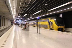 Blik op het nieuwe ondergrondse perron van station Delft
