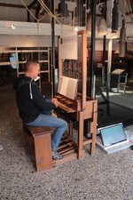 Peter speelt op een carrillion in het museum in Asten 27 september 2017