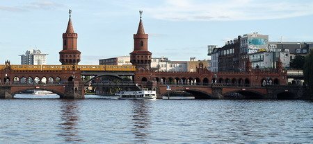 De monumentale Oberbaumbrücke lag precies op de grens tussen Oost- en West Berlijn. Nu geheel gerestaureerd.