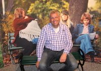Op de parkbank samen met ABBA op de foto. Dat kan in het nieuwe ABBA Museum.