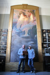 Peter en ik voor het schilderij waar de leden van ABBA voorstonden om de album foto te maken voor de LP De Visitors. 
