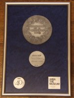 Officieel uitgegeven kopie van de medaille die ABBA kreeg na hun overwinning met Waterloo in 1974 in Brighton. Er zijn er maar 74 van gemaakt.