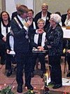 Ada de Wolf Klein krijgt de orde van Oranje Nassau uitgereikt door de burgemeester van Beverwijk