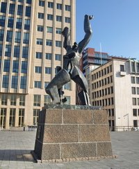 In de meidagen van 1940 werd de binnenstad van Rotterdam zwaar beschadigd. Dit beeld van Zadkine herinnert daar aan. Het hart is uit de stad gerukt. 28 oktober 2011.