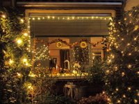 Alle lichtjes buiten zijn weer ontstoken voor de kerstperiode. 3 december 2011