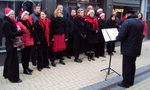 Peter met zijn koor "Close to You" tijdens een kerstoptreden in de Begijnenstraat in Beverwijk 11 december 2011.