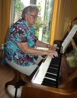 Moeder Door speelt op de piano op haar verjaardag.