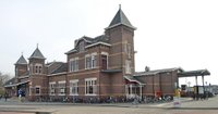 Het stationsgebouw van Kampen uit 1911. Helaas is het stationsgedeelte gesloten. Wel een uniek station met zijn 3 torens. 12 maart 2011