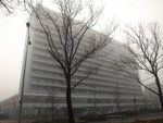 Het stadskantoor in Beverwijk in de mist gehuld. Nog 1,5 maand en dan staat het leeg. Gebouwd in 1960 in 2012 gaat het tegen de vlakte. 22 november 2011.