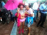 Peter tijdens de Gaypride in Amsterdam met deze oude Bes op de foto. Is het niet schattig. 4 augustus 2012.