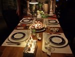 De gedekte tafel op eerste kerstdag met de frambozen notentaart van Jan als toetje 25 december 2012.