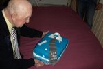 Berend ontvangt op zijn 80 ste verjaardag de speciaal door zijn kleindochter Ilonca gemaakte prachtige verjaardagstaart 13 december 2012.
