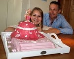 Eline wordt 16 april 18 jaar. Op zaterdag 7 april vierde ze het bij ons. Ilonca en Daniëlle hadden voor haar een prachtige Barbietaart gemaakt. Peter, Eline en de taart op de foto bij ons thuis. Ziet er toch prachtig uit.