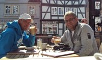 Samen even koffie dringen op het dorpsplein in Fritzlar.