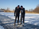 Peter en Tim op de schaats achter ons huis op 11 februari 2012.