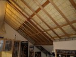 De hobby's moeten even wijken tijdens het isoleren van het dak. Als straks de gipsplaten er weer tegenaan zitten. Ziet het er alweer veel beter uit. 18 november 2012