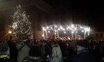 Zingen op het het nieuwe Kerksplein in Haarlem tijdens de Kerstnacht op 25 december 2013