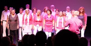 Het koor van Peter tijdens een optreden in het Kennemertheater van Beverwijk 8 september 2013.
