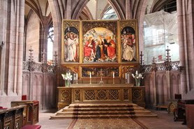 Binnen in de Munster van Freiburg, waar dit prachtige altaarstuk te zien is.