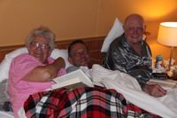 Peter in bed met zijn vader en moeder.