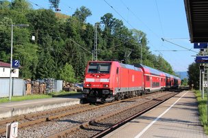 Trein rijdt door Station Steinach.