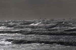 Hoge golven op het strand van Wijk aan Zee