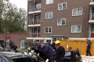 In de Asjesstraat in Beverwijk kwam het nieuwe isolatie dak van de flat door de wind naar beneden. Gelukkig alleen maar materiële schade (foto Martijn van Bemmelen).