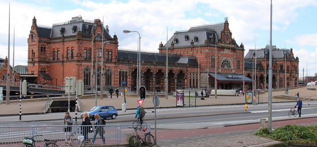 Het prachtige station van de stad Groningen. Helaas ontsiert door de betonnen fietsenstalling en de vele lichtmasten ervoor 2 mei 2015.