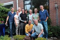 Ted Godfrey in Nederland met van links naar rechts Fred, Anneke, Ron, Ted G.,Louise,Irene, Inge en Ted S. daarvoor Peter en ik bij ons in de achtertuin