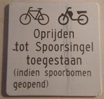 Dit bordje komt bij de voormalige overweg in de Aagtenpoort vandaan in Beverwijk en is nu in mijn bezit 24 oktober 2016