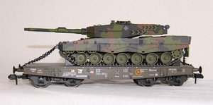 Prachtige wagon met daarop een Leopard tank van Marklin spoor 1