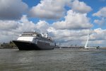 De MS Rotterdam vertrekt uit Rotterdam 23 april 2016
