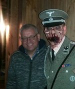 Samen met een oude duitse soldaat op de foto tijdens het Haloween feest van de gemeente Beverwijk.