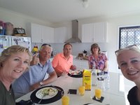 Mijn broer Ron samen met Irene, Anita en Giel op visite bij mijn nicht Jennifer in Australië.