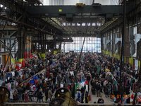 Lekker druk op de Vlooienmarkt in de IJhallen in Amsterdam-Noord 28 januari 2017