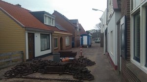 Renovatie in St. Odulfstraat in Wijk aan Zee. de nieuwe lichtmasten moeten nog geplaatst worden.
