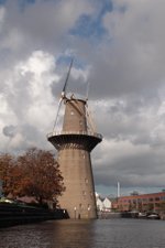 Dit is een windmolen voor elektrische energie bij de Nolet Disteleerderij in Schiedam 21 oktober 2017