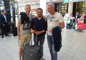 Samen met Paul en Oscar op de foto op Schiphol