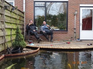 Rob en Peter hebben vandaag het houten terras aangelegd 2 januari 2017