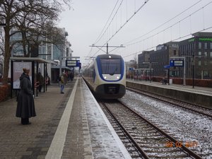 Een SLT sprinter treinstel komt binnen in station Purmerend 9 februari 2017
