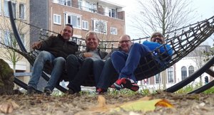 Samen met Cees en John in de hangmat in het park aan de Tuinstraat in Schiedam