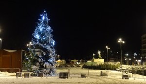 Het Stationsplein van Beverwijk is mooi met al die sneeuw.
