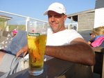Peter lekker aan het bier op het strand van Wijk aan Zee 29 augustus 2017