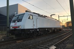 De witte BR 189 823 van DB Cargo in Beverwijk
