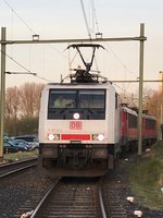 Een van de 2 witte BR 189 823 van DB Cargo staat te wachten op vertrek in Beverwijk 17 april 2018