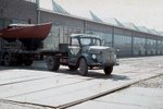 De Beijnesfabriek in Beverwijk in 1958. Dit casco van deze zeilboot was daar gemaakt en wordt door een echte Scania Vabis vrachtauto uit de fabriekshal getrokken. Daarna is de boot vervoerd naar de haven "de Pijp" in Beverwijk en werd daar te water gelaten (foto dhr. Elshof uit Haarlem).
