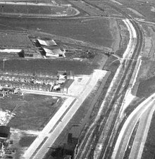 Luchtfoto uit 1957. Rechtsboven op de foto zijn de beide perrons van de stopplaats/station Beijnes te zien