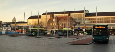 Het nieuwe busstation met op de achtergrond het statige station van Haarlem uit 1908