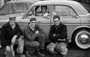 Met de collega's van de eindcontrole van de Volvo's even op de foto (voor een Volvo Amazon). Deze foto is gemaakt bij Beijnes in Beverwijk eind jaren '50. Achter het stuur zit Outjert Basjes (overleden 2006). Deze foto heb ik van zijn zus gekregen.