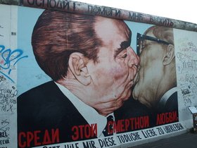 Brezhnev en Honecker in een innige omhelzing.